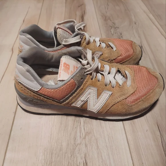 New Balance Women's Classic 574 Beige Tan - Picture 1 of 8